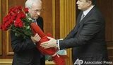 Янукович сорвался на Азарова: "Покажите людям те графики, которые вы мне показываете, скажите людям правду!"