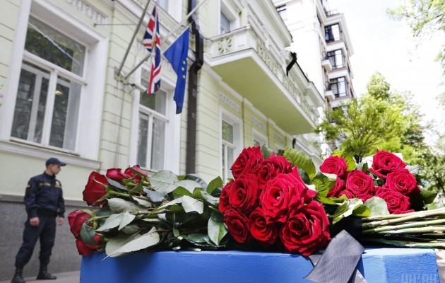 Під посольство Британії в Києві несуть квіти в память про жертв трагедії в Манчестері 01