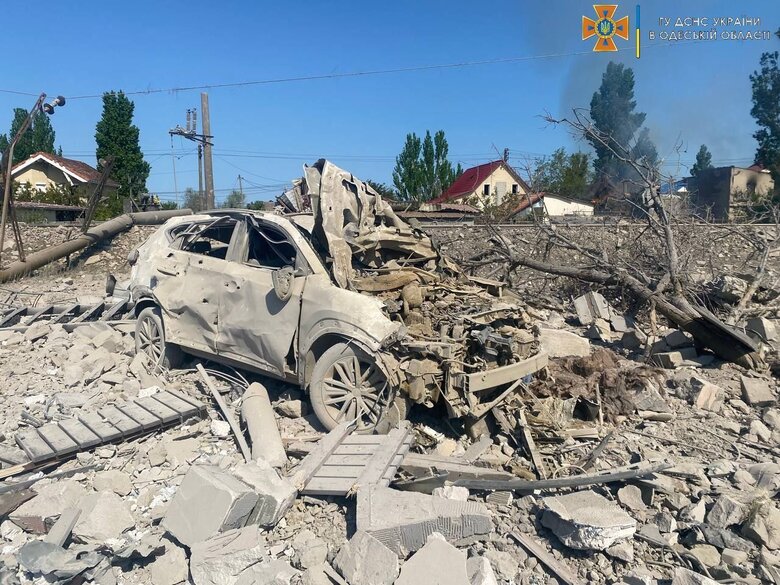 Рятувальники ліквідовують наслідки ракетного удару по Одещині 02