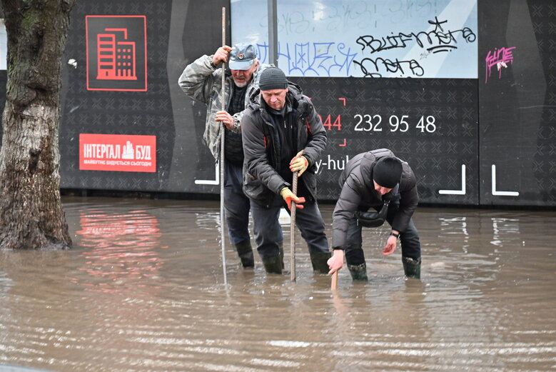 Consequences of Russian missile strike on house in Solomianskyi district of Kyiv 01
