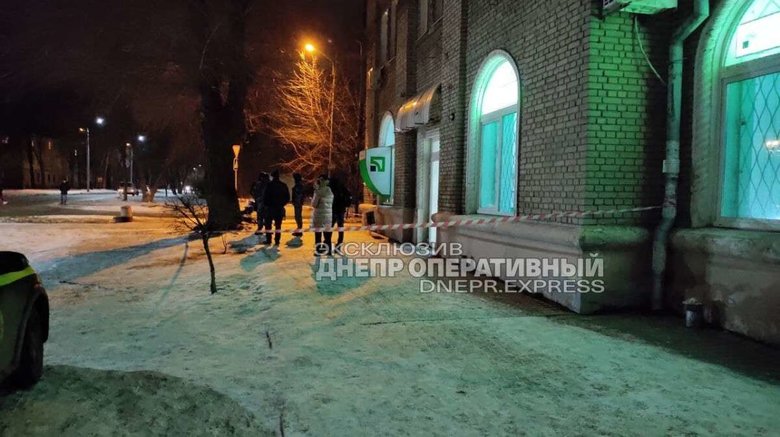 Вооруженный мужчина ограбил ПриватБанк в Днепре 01