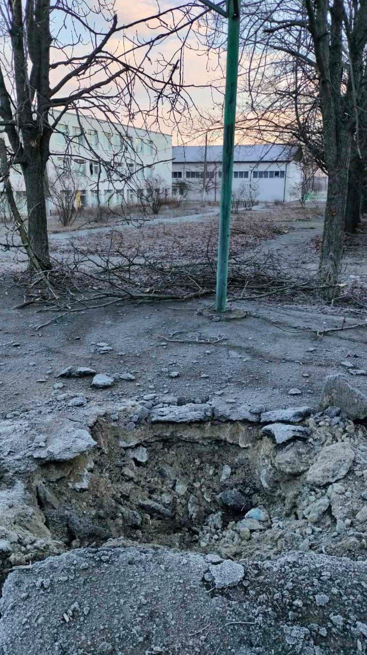 Войска РФ обстреляли больницу в Орехове и школу в Степногорской громаде Запорожской области 04