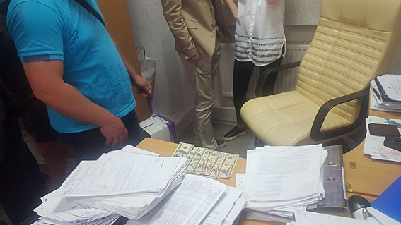 Государственный исполнитель в Харькове попался на взятке в $500 02 Государственный исполнитель в Харькове попался на взятке в $500 02