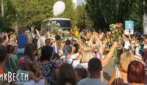 Citizens of Mykolaiv Came to Meet Their Heroes the Paratroopers of the 79th Brigade, with Flowers and Ukrainian Flags. PHOTOS
