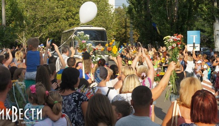 Citizens of Mykolaiv Came to Meet Their Heroes the Paratroopers of the 79th Brigade, with Flowers and Ukrainian Flags. PHOTOS