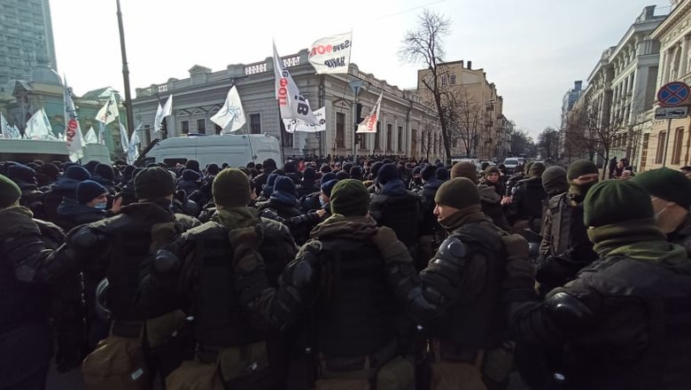 Акція SaveФОП у центрі Києва: мітингувальників відтіснили із Хрещатика, вони прямують під Раду 03