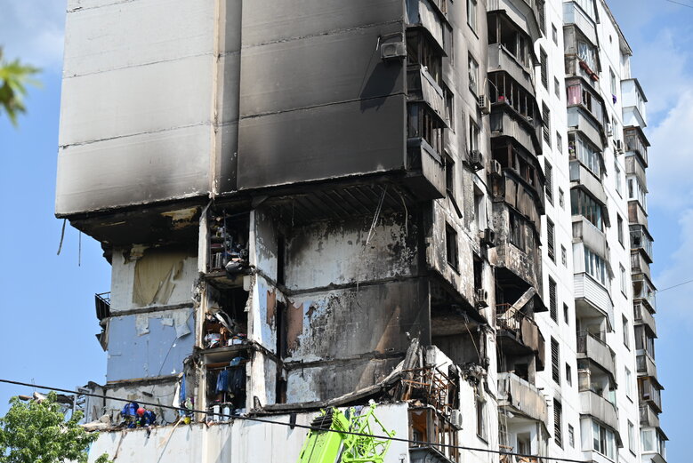 Рятувальники розбирають завали в будинку в Києві, де вибухнув газ 06