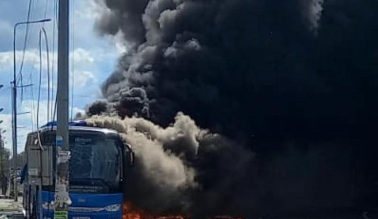 Вакцинальный автобус попал под вражеский обстрел в пригороде Днепра: транспорт сгорел дотла, - Минздрав. ФОТОрепортаж