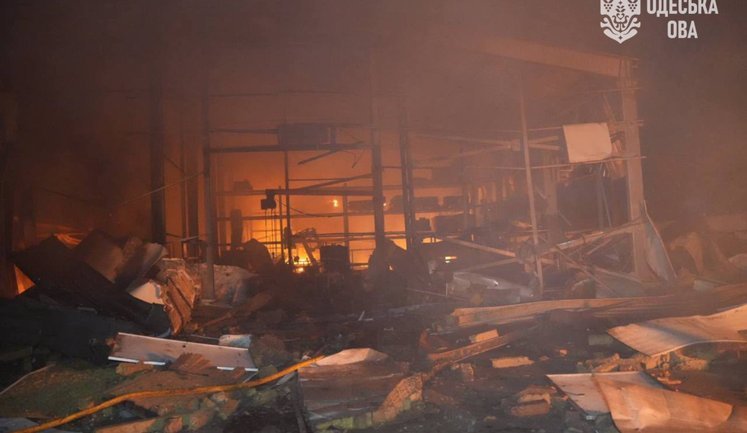 РФ атакувала промислове підприємство та гаражний кооператив на Одещині: виникли масштабні пожежі. ФОТО