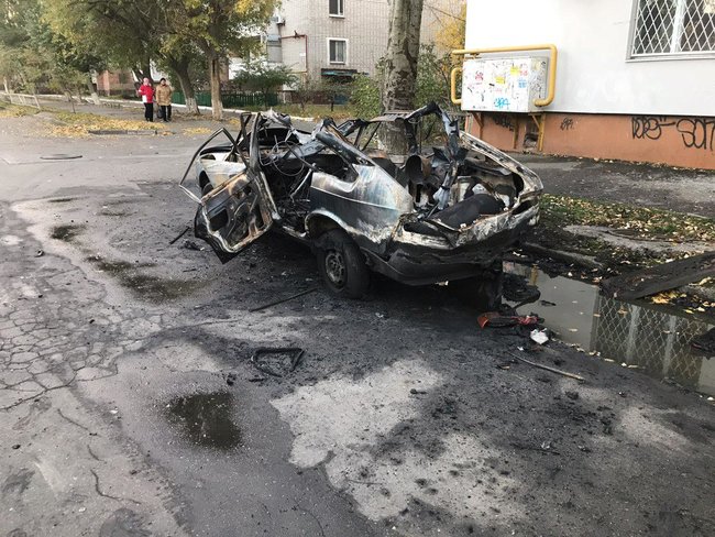 В центре Бердянска взорвался автомобиль: взрывной волной выбило стекла в домах 03