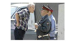 Минюст советует водителям не отдавать права гаишникам, и ехать дальше