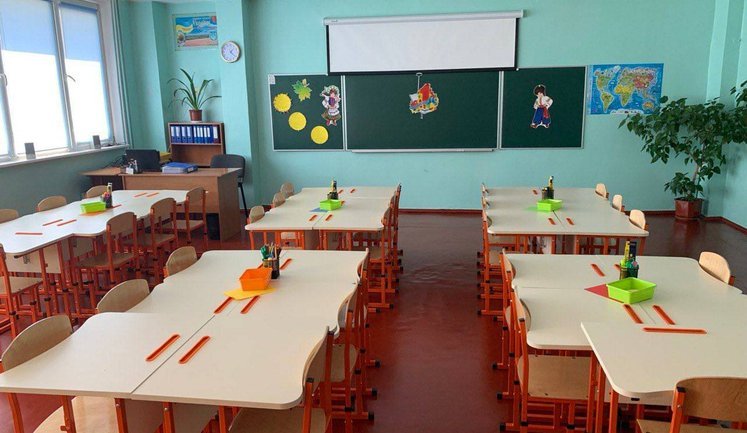 Зброя, енергетики і газові балончики: Кабмін визначив, що не можна приносити до школи