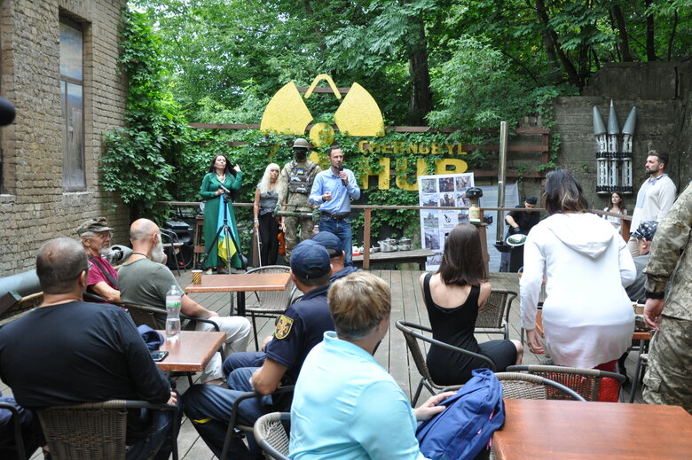 Кресло-катапульта, образцы снарядов и личные вещи рашистов: На Андреевском спуске открылась благотворительная выставка Спротив-2022 79 Кресло-катапульта, образцы снарядов и личные вещи рашистов: На Андреевском спуске открылась благотворительная выставка Спротив-2022 79