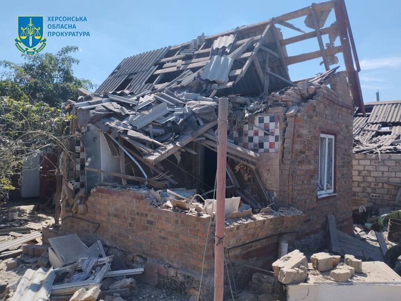 Росіяни обстріляли житловий будинок у Херсоні, постраждала жінка 02