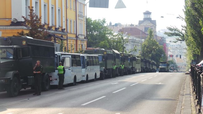 Противники КиївПрайду на стільцях перекривають шлях маршу 08