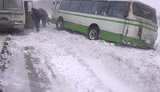 На Луганщине автобус с шахтерами из-за снега слетел в кювет. ФОТО