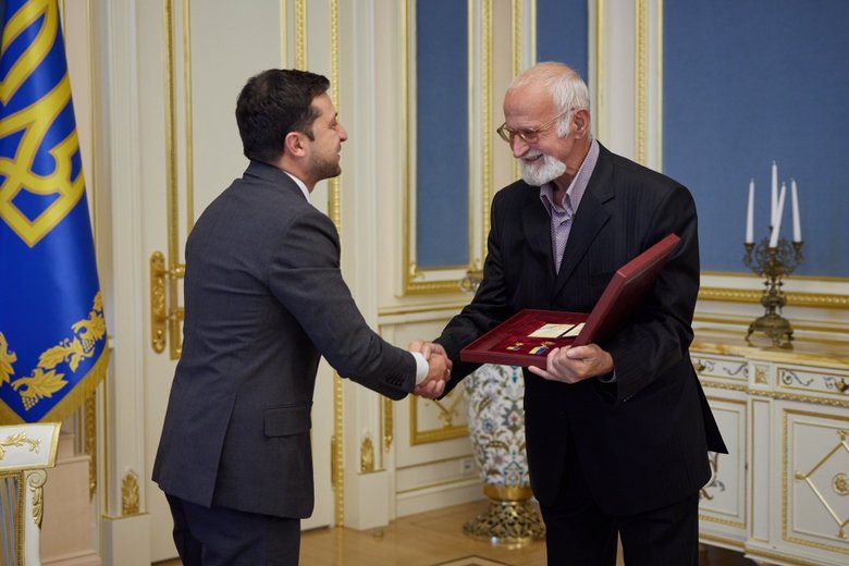 Андрій був дуже крутим хлопцем. Він живе у своїй творчості, - Зеленський передав орден родині Героя України Скрябіна 02