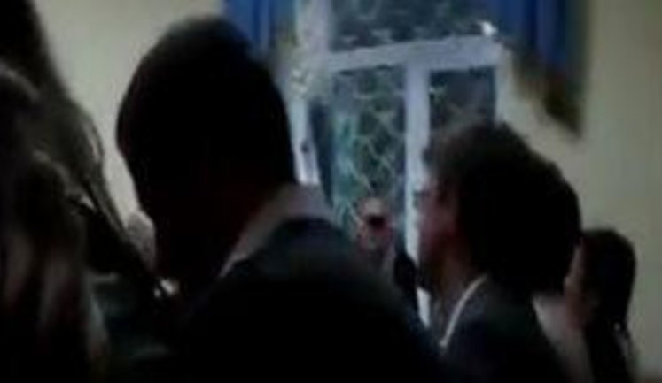 Под харьковским судом оппозиционного депутата ударили по голове железной трубой