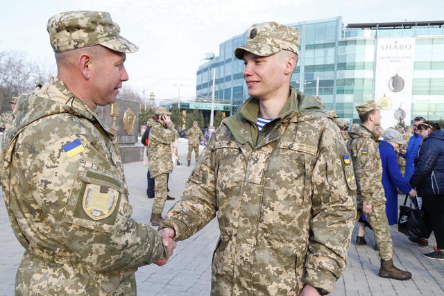 Випускники одеської Військової академії отримали лейтенантські погони 12