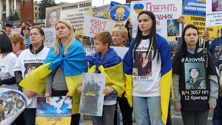 Родичі полонених мітингували на Майдані за їхнє повернення 09