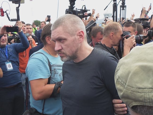 Звільнені українці прилетіли до Києва 12