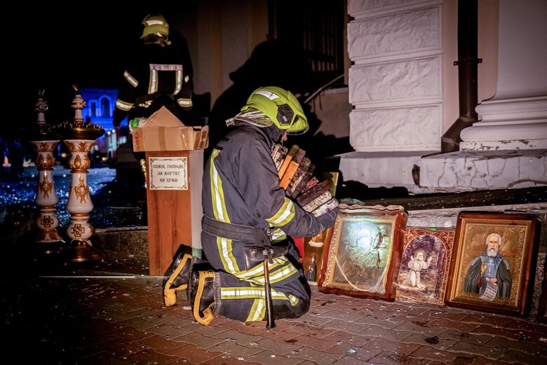 Терористичний удар по Одесі: ДСНСівці рятують людей та ікони з понівеченого Спасо-Преображенського собору 03