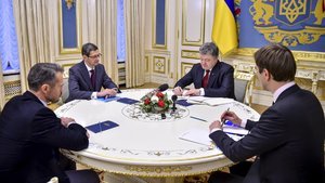 Poroshenko signs laws to boost construction of new roads