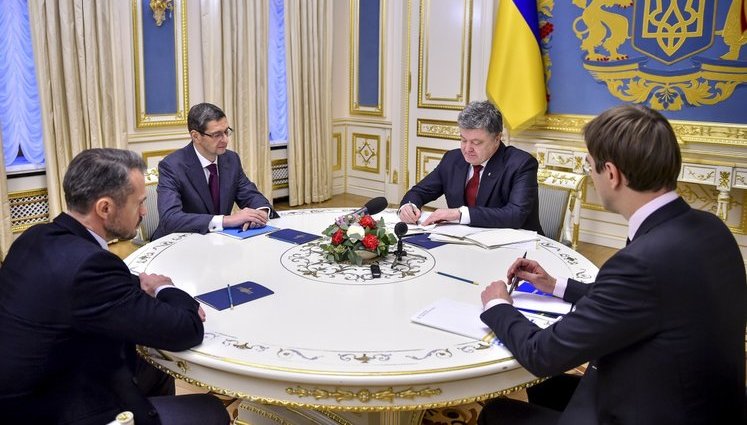 Poroshenko signs laws to boost construction of new roads