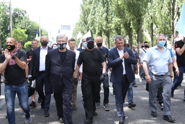 Після акції під ДБР багатотисячна хода попрямувала до Печерського суду на підтримку Порошенка і проти політичних репресій 34