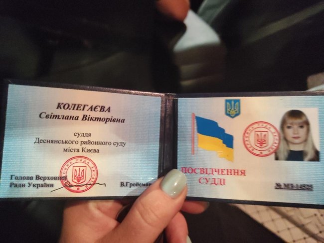 Пьяная судья Колегаева на своем Audi вылетела с дороги и чуть не сбила людей на тротуаре в Киеве 03