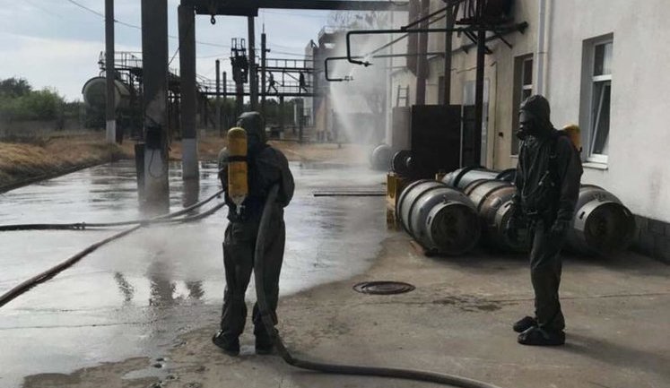 Спасатели ликвидировали утечку хлора на складе в Кривом Роге, пострадала женщина, - ГСЧС. ФОТОрепортаж