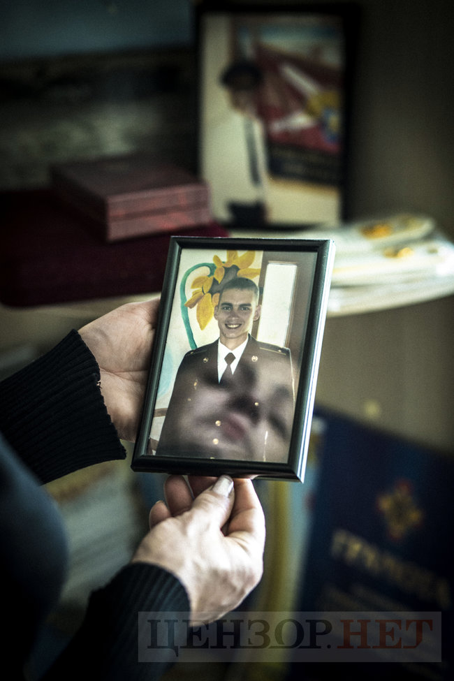 Тёмин танк остался один - и на него выскочил российский танк. Сын закричал: Прощайте, пацаны, на меня идут Т-72-ые, - интервью с мамой командира танкового взвода Артема Абрамовича 07