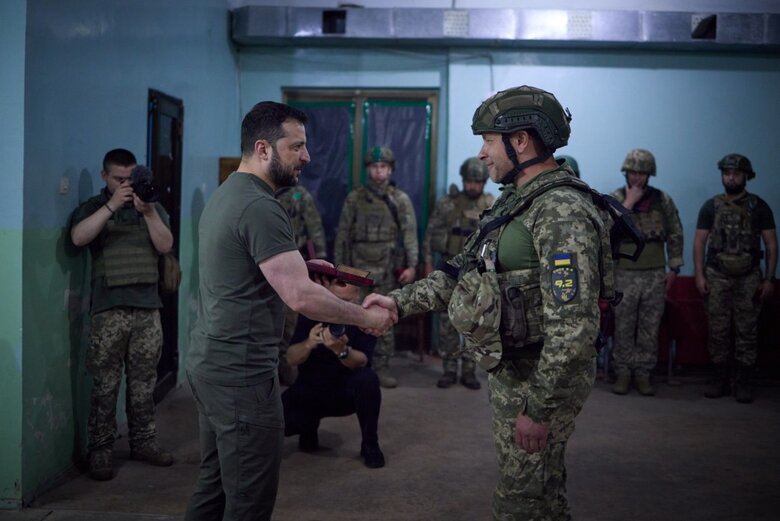 Зеленський на Донеччині нагородив військових, які відзначились на Бахмутському напрямку 06