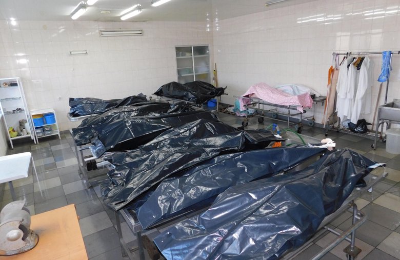 У Полтаві антивакцинатори намагалися штурмувати COVID-лікарню через підозру у завищенні показників госпіталізації: ОДА показала переповнений морг та пацієнтів на ШВЛ 01