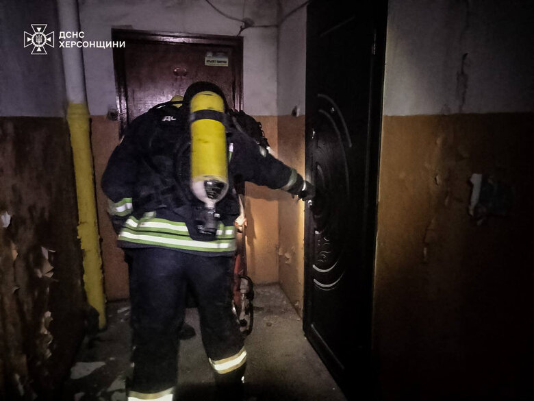 У Херсоні дрон атакував багатоповерхівку