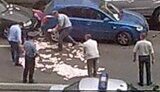В Москве чиновник спасаяcь от задержания во время получения взятки разбросал по улице 10 миллионов. ФОТОрепортаж.
