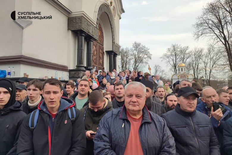 У Кам’янці-Подільському другий день триває протистояння між ПЦУ та УПЦ МП за собор Олександра Невського 02