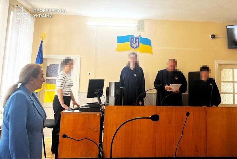 ґвалтував падчерку