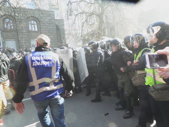 Свинарчуків - за ґрати! - протест проти корупції в Укроборонпромі переріс у зіткнення під АП (оновлено) 11