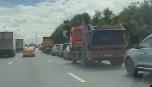 Russian man has shown kilometre-long queues at petrol stations in Moscow due to petrol shortage. VIDEO