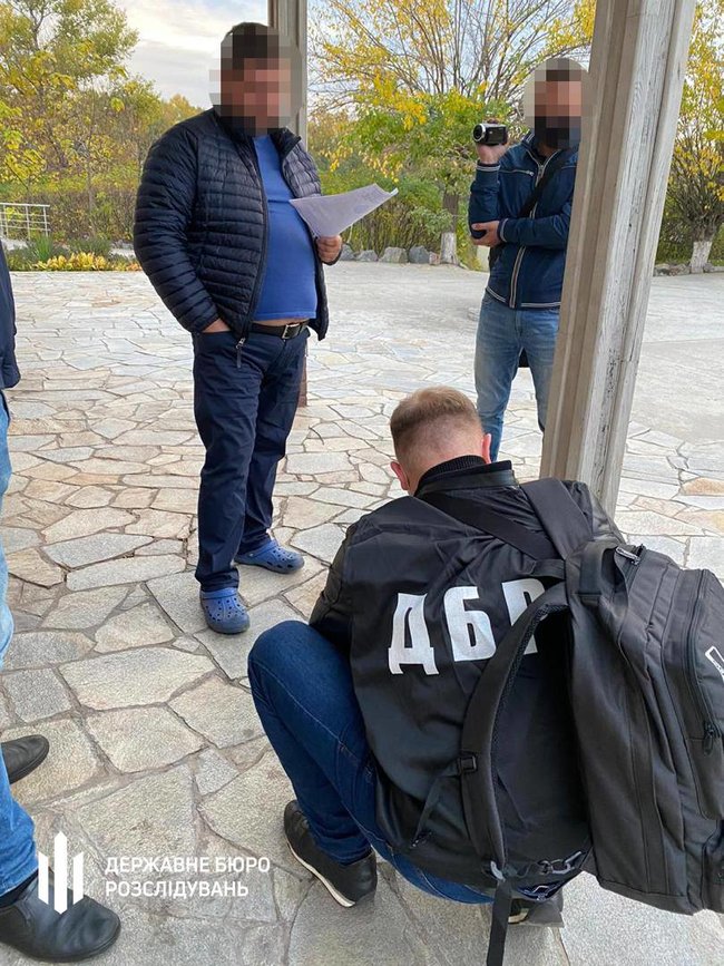ДБР викрило чиновника Дніпропетровської митниці, який покривав незаконне ввезення імпортних автомобілів 02