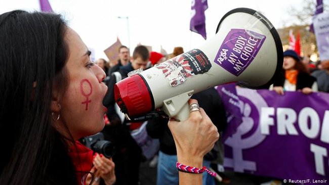 Багатотисячний мітинг проти насильства над жінками відбувся в Брюсселі 02