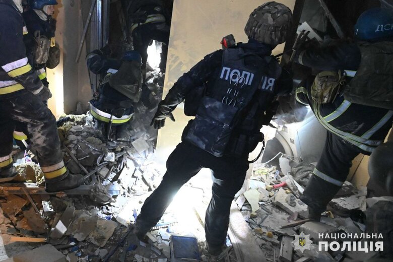 Последствия ракетного удара по Запорожью: под завалами могут быть люди 02