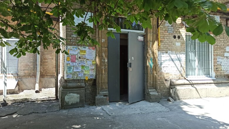 Зачинені двері, кодові замки та записки з телефонними номерами: як потрапити до укриттів у Києві 28