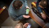 Когда журналисты заглядывают депутатам в телефоны - это копание в грязном белье, это некрасиво, - Арахамия