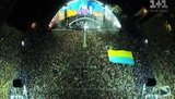 Стотысячный стадион вместе с Вакарчуком поет Гимн Украины. ВИДЕО