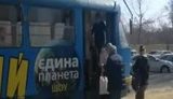 "Баб бесплатно возите! Люди доехать не могут! Куда они все едут, бл#дь?!" - "лишние" пассажиры ссорятся в одесском трамвае. ВИДЕО