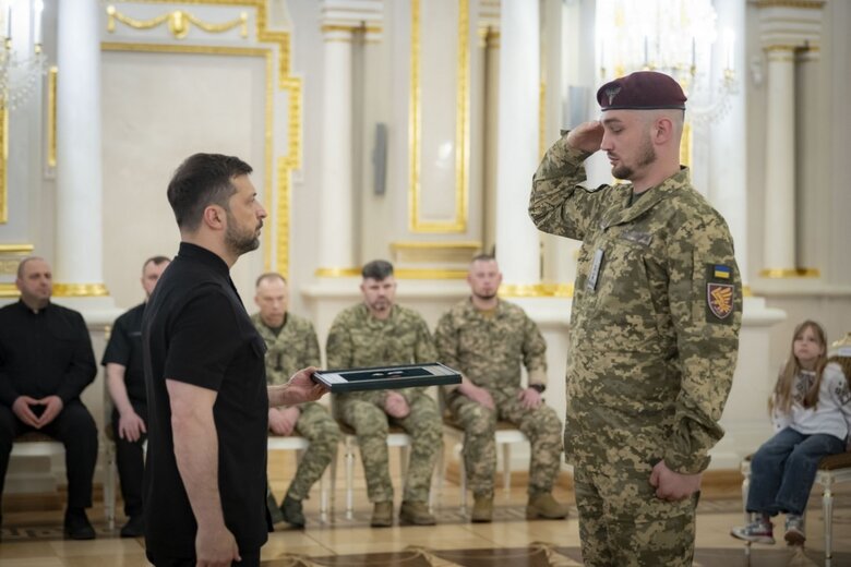 Зеленський вручив нагороди військовим
