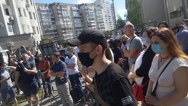 Суд продолжил рассмотрение иска Медведчука о запрете продажи книги о Стусе: под зданием суда проходит акция протеста 07