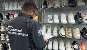 Поскаржилися світові бренди: На Одещині викрили мережу з продажу фейкового взуття, вилучили понад 100 тисяч пар. ФОТО